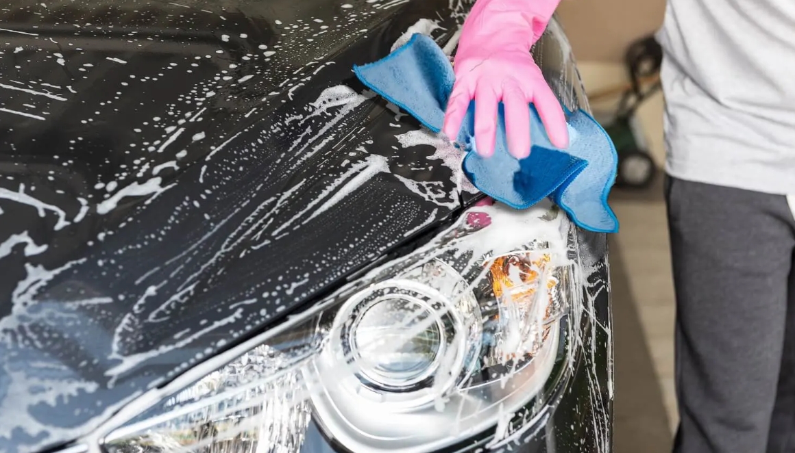 How to properly wash and dry your car without touching