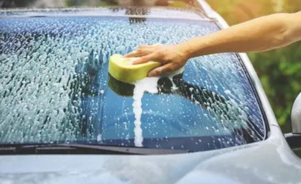 Por que o detergente para lavar louça prejudica seu carro e a solução profissional